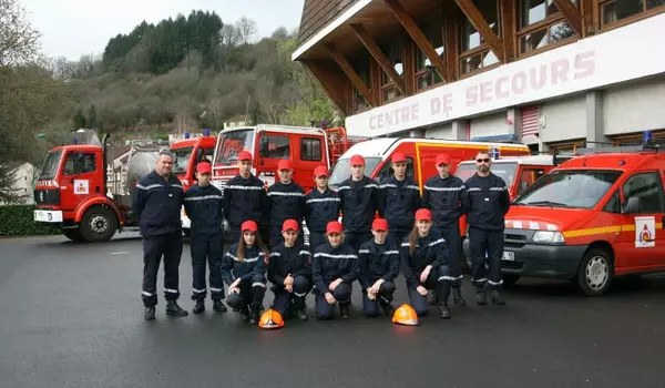 Les sapeurs-pompiers d’Ydes devant le centre de secours