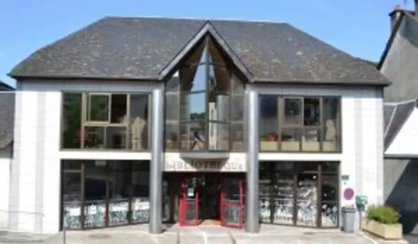 Façade de la médiathèque d’Ydes