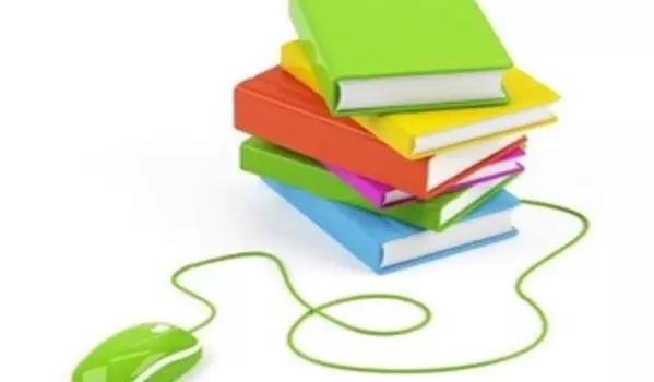 Pile de livres reliée à une souris d’ordinateur
