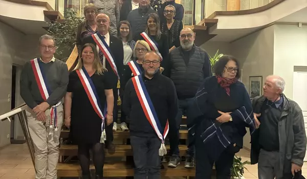 Le Maire, Yves CHEYMOL, et son Conseil Municipal lors de l’installation du conseil