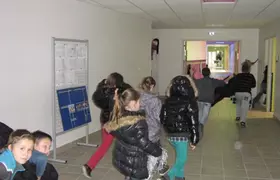 Élèves dans le couloir de l’école élémentaire