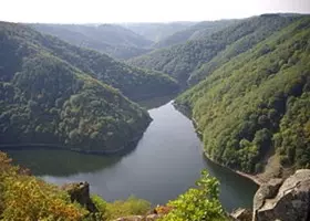 Méandre encaissé de la Dordogne dans les gorges boisées, à Veyrières