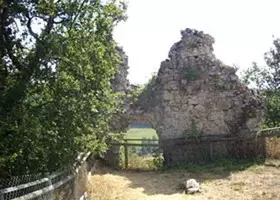 Ruines en pierre envahies par la végétation, à Beaulieu