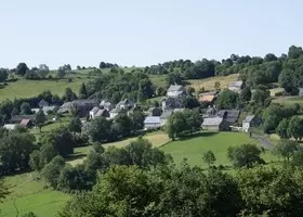 Les maisons du Monteil dispersées sur un coteau verdoyant