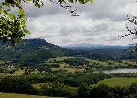Vallée verdoyante et plan d’eau de Madic vus depuis les hauteurs
