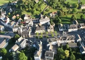 Vue aérienne du village de Saignes et de ses toits d’ardoise