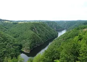 La Dordogne serpentant entre des versants boisés, à Saint-Pierre