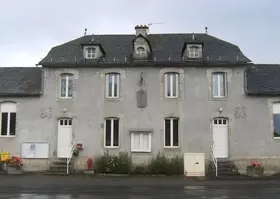 Grande bâtisse en pierre du bourg de Sauvat