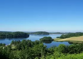 Le lac de Trémouille, entouré de forêts et de prairies